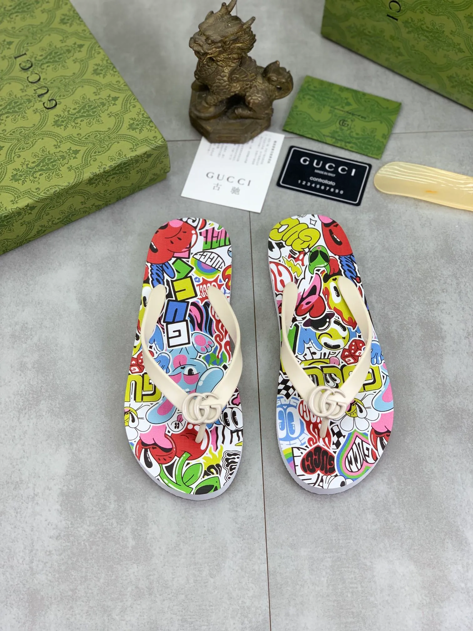 Men's men's shoes 💰P220💰【New style】🆘【GUCCI】Official website's popular Gucci adult couple 🧑‍🤝‍🧑 style, children's flip-flops are on sale at the counter simultaneously! Original fabric imported from Italy. Original bottom provided by the original factory. Size: Adult 36-45. Children’s size: 30-37. Multiple colors available.